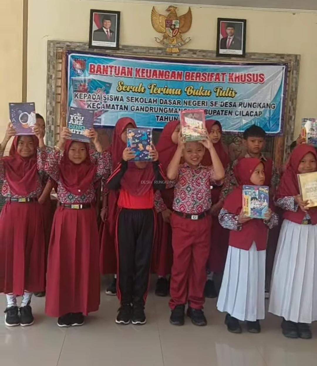 SERAH TERIMA BUKU TULIS BANSUS TAHUN 2025